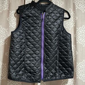 Sleek Quilted Vest with Contrast Zipper